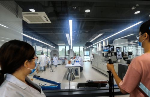 你好,北区 遇见石墨烯 370万网友围观,直呼太神奇