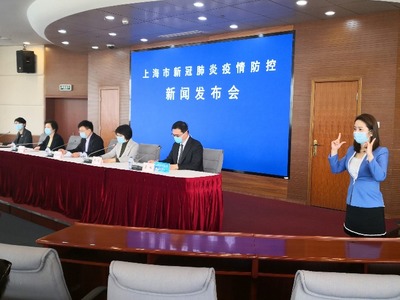 戴口罩的手语翻译:上海让听障人士更懂新冠